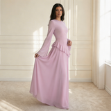 Modell in Elysera Maxikleid Rosa – Detail-Frontansicht der Rüschen und langen Ärmel