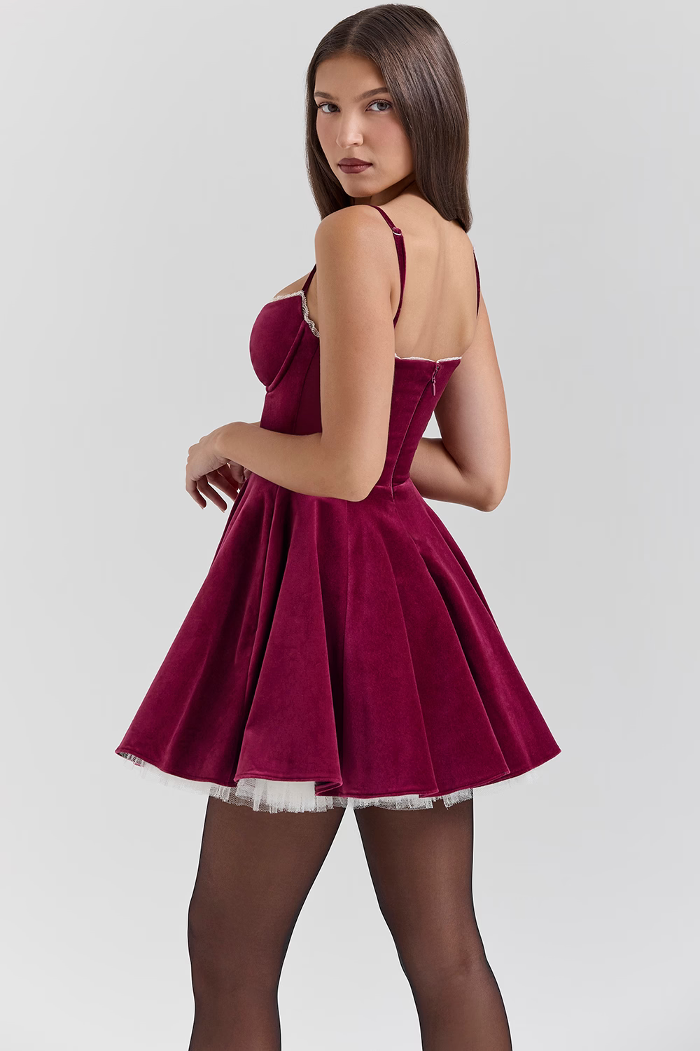 Ivy Mini Dress – Cabernet Samtkleid mit Korsett-Oberteil & Tüllsaum