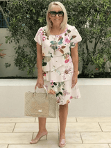 Elegante bloemenjurk met vloeiende pasvorm
