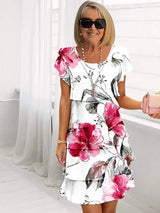 Model draagt midi-jurk met florale accenten

