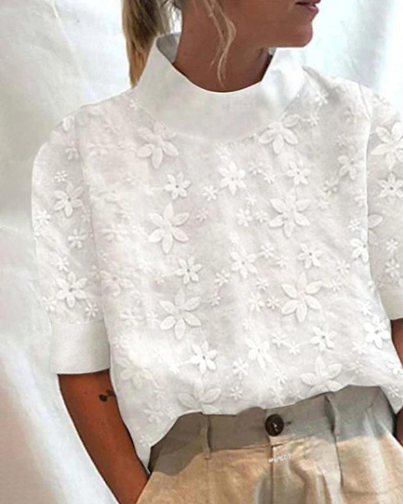 Witte top met bloemenborduursel en opstaande kraag,
