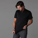 Zwarte polo gestyled met ruitbroek
