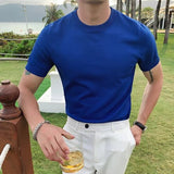 Finn t-shirt in kobaltblauw gedragen buiten aan zee
