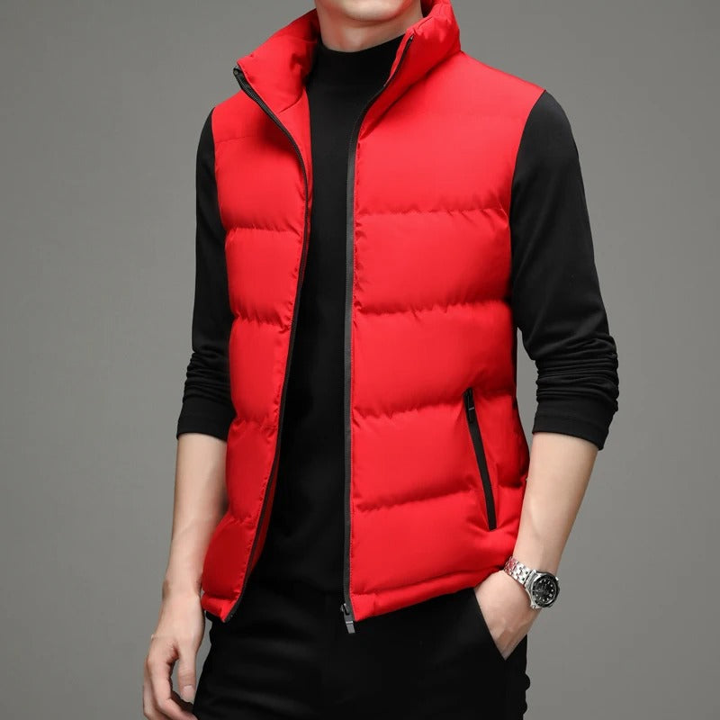 Boris bodywarmer met strakke jeans en sneakers

