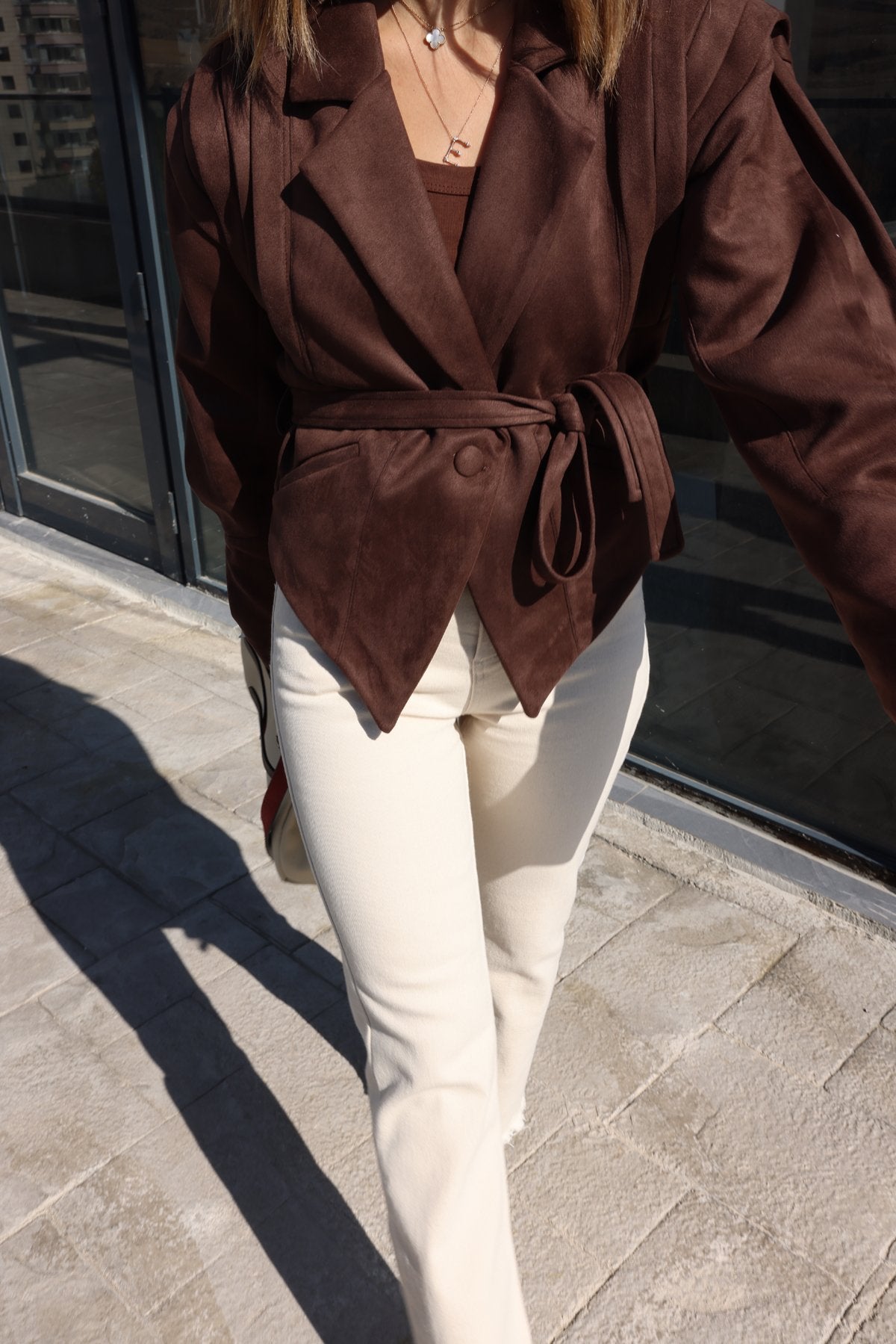 Veloria Vegan Suede Jacke | Damen Herbstjacke mit Taillengürtel & Schulterdetails